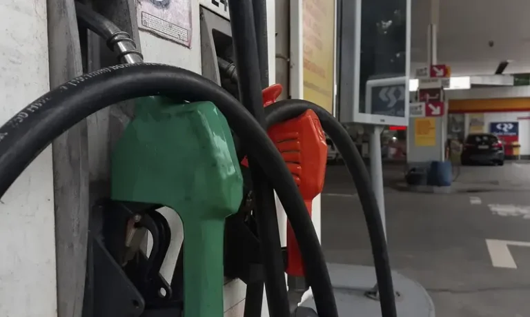 Após pressão de concorrentes, Petrobras aumenta gasolina e gás de cozinha