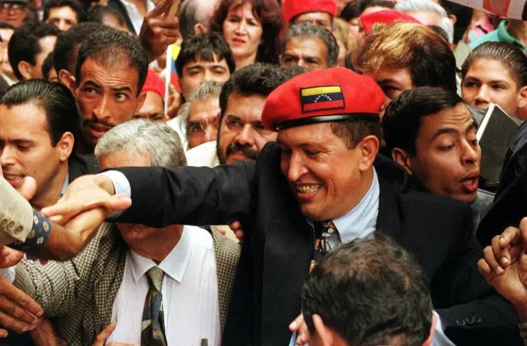 Depois de sofrer golpe em 2002, Chávez consolidou rumos do chavismo e se voltou ao socialismo