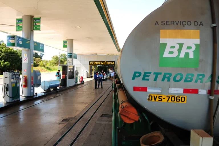 Distribuidores e postos elevam margem de lucro e não repassam cortes da Petrobras