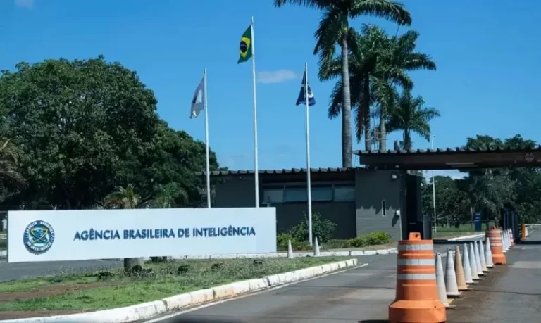 'Abin paralela' monitorou jornalista que combatia fake news no governo Bolsonaro, revela jornal