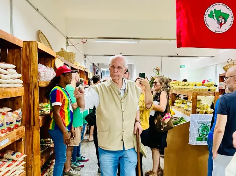 'Se o povo pobre não planta, ninguém come', diz padre Júlio no novo Sacolão Popular do MST