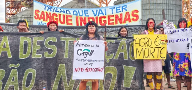 Soja e sangue: indígenas protestam contra Cargill e ferrovia do agro que ameaça Amazônia