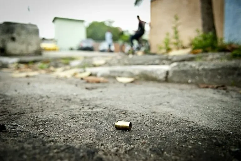 Mortes violentas no Brasil diminuem 3,4% em 2023, diz Anuário Brasileiro de Segurança Pública