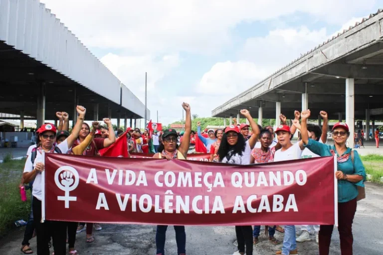 Mulheres ocupam principal via de Salvador no 8 de março em denúncia e protesto contra violência