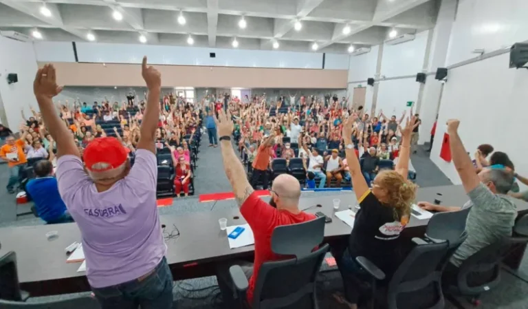 Greve de servidores federais da educação completa uma semana 'bem forte', diz dirigente