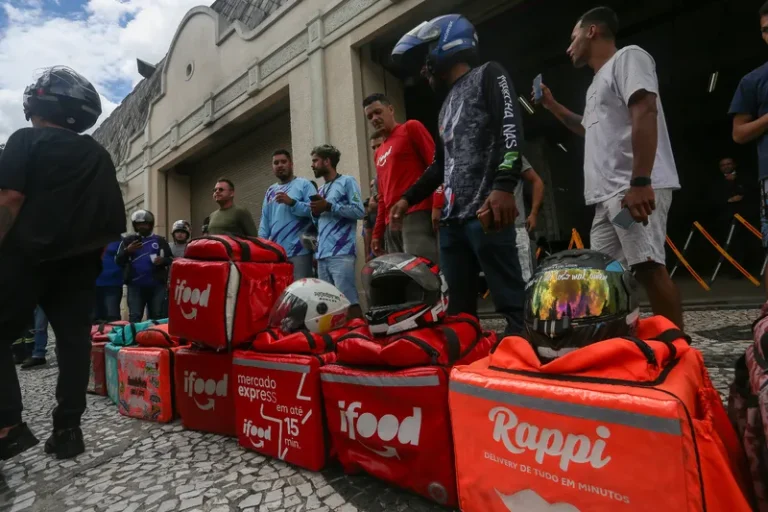‘Aplicativos pagam salários insuficientes e exigem jornadas prolongadas’, diz motoboy no Rio