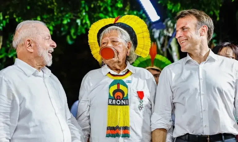 Cacique Raoni recebe honraria de Macron e pede demarcação