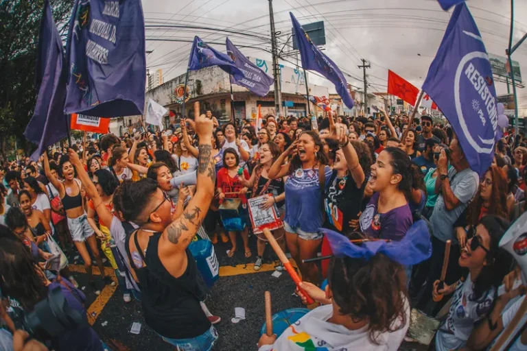 8M: Com referências ao carnaval e a ‘Ainda Estou Aqui’, atos pela vida das mulheres acontecem em todo Brasil