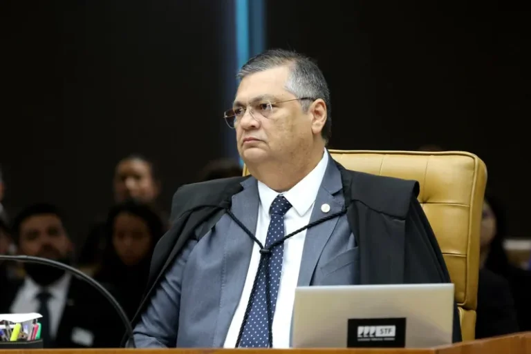 Dino rejeita alegação de Sóstenes para não explicar fala sobre emendas