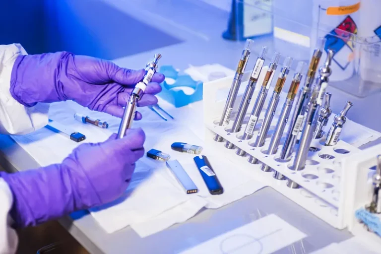 Entenda por que redes sociais foram obrigadas a banir propaganda de vapes