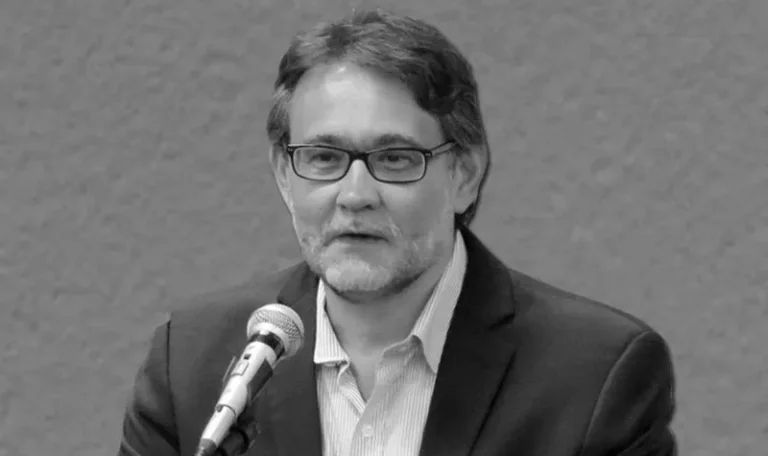 ‘Se não reagirmos, em 15 anos não haverá mais democracia no mundo’, diz historiador