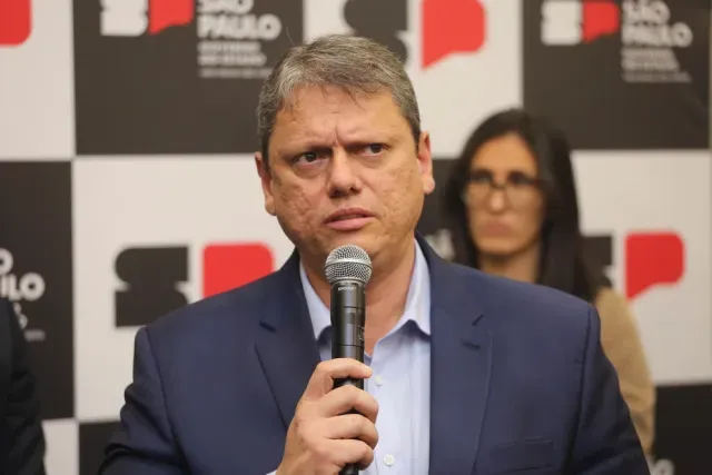 Deputados de SP vão à Justiça contra regra de Tarcísio sobre demissão de professores por faltas