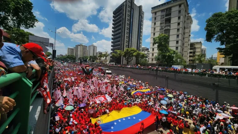 No 1º de maio, Maduro aumenta auxílios para 130 dólares na Venezuela