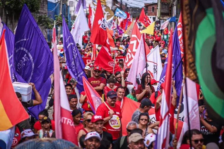 1º de Maio é comemorado com atos políticos em diferentes pontos do país 