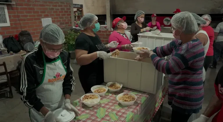 Conheça os caminhos da comida saudável que o MST distribui para atingidos das enchentes no RS