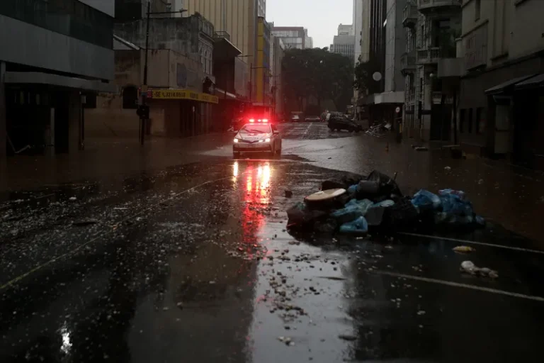 Sebastião Melo responsabiliza chuva e população após novas enchentes em Porto Alegre
