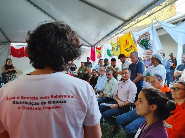 Ministros Paulo Pimenta e Waldez Góes visitam cozinha solidária do MAB em Canoas (RS)