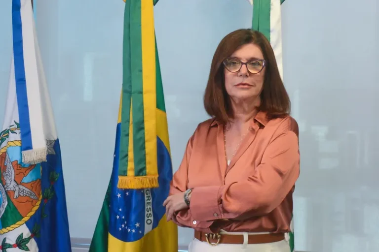 Lula empossa presidente da Petrobras, que promete gestão alinhada com governo