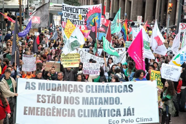 Marcha Global pelo Clima em Porto Alegre pede decreto de emergência climática