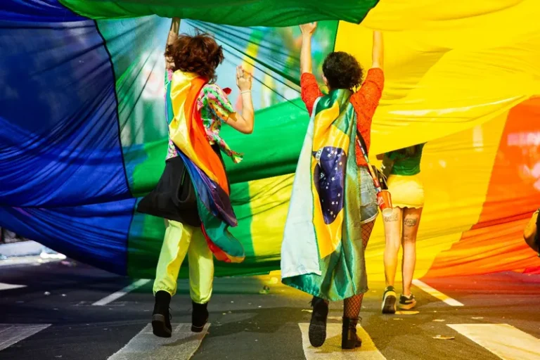 'A bandeira é nossa': Parada LGBT+ leva verde e amarelo à Paulista 