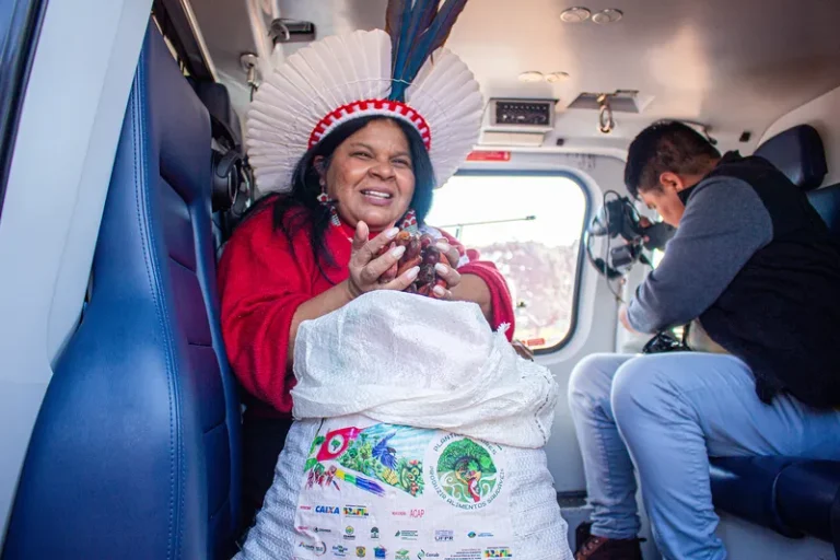 "O que estamos fazendo é plantar o futuro", diz ministra Sônia Guajajara em visita ao Paraná