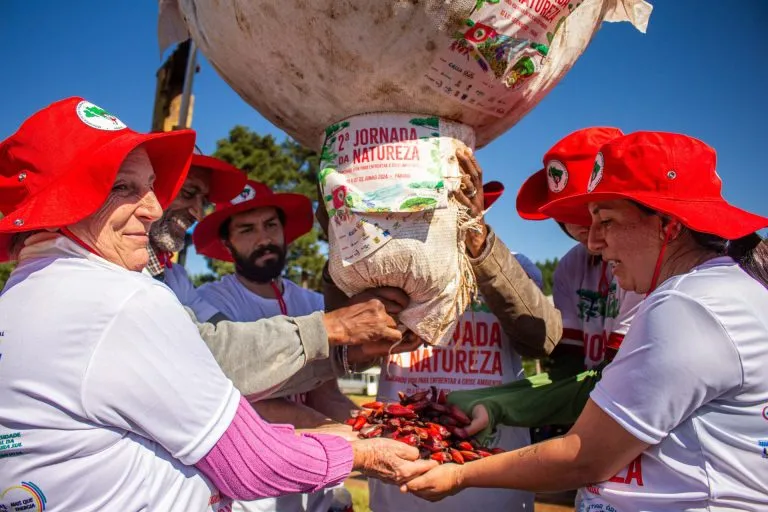 The Landless Rural Workers' Movement concluded the airdropping of 12 tons of seeds 