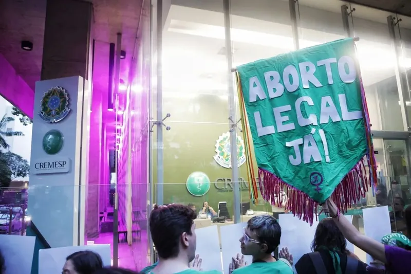 Ato em defesa aos Serviços de Aborto Legal em São Paulo realizado em maio de 2024