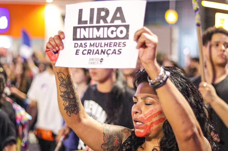 Mulheres protestaram em SP, nesta quinta (13), contra o PL da Gravidez Infantil, que iguala aborto ao crime de homicídio, após decisão de Arthur Lira em aprovar urgência para a tramitação do texto