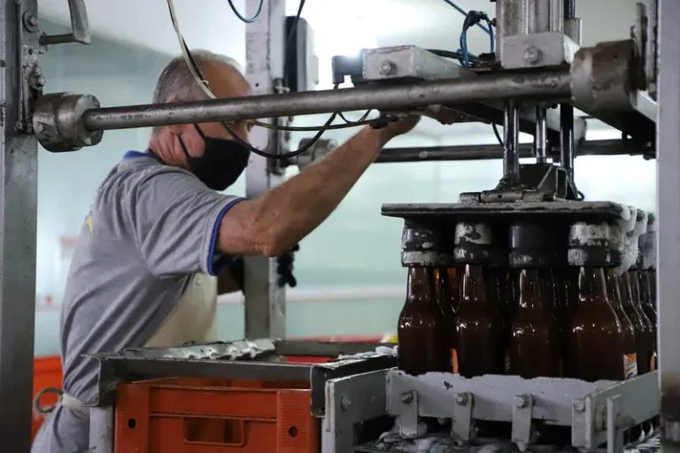 Indústria tem 3º maior crescimento em 15 anos, mas recua no final de 2024 devido a juros altos