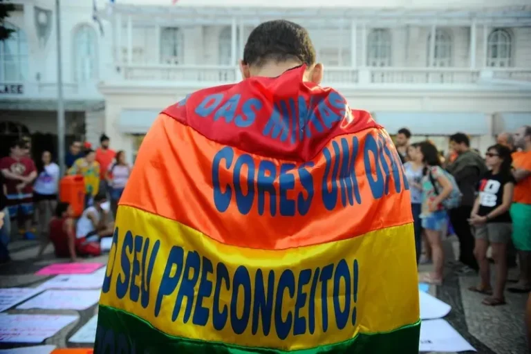 A opressão contra a população LGBT, negros, negras e mulheres, é a desumanização escancarada 