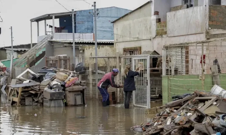 Temporais e granizo causam estragos no interior gaúcho e rios sobem na Grande Porto Alegre