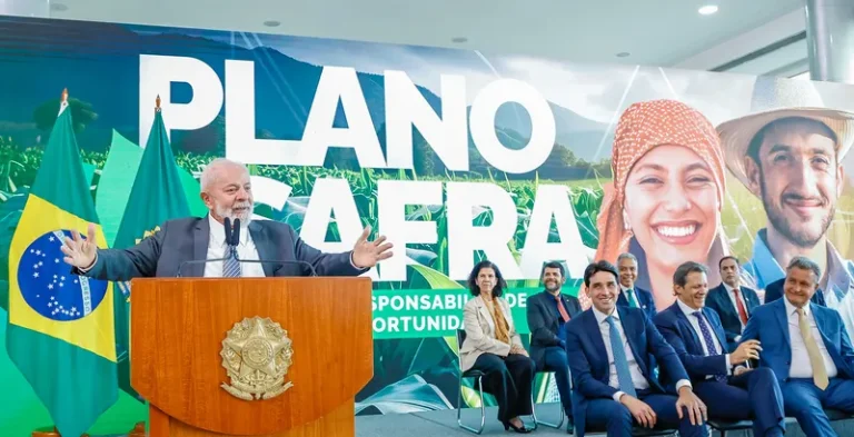 'It isn't landless workers who take your land but banks,' says Lula at the Harvest Plan event