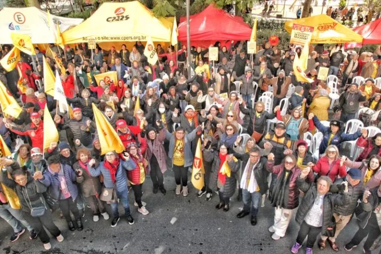 Servidores públicos do RS exigem valorização salarial em ato em frente ao Palácio Piratini