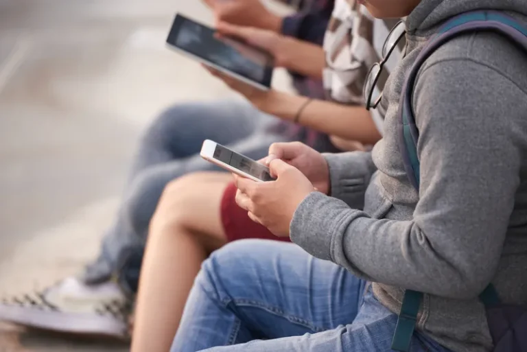 Radinho BdF discute a proibição do uso de celulares nas escolas