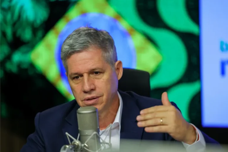 Pressionado, Paulo Teixeira responde críticas e promete medidas para a agricultura familiar