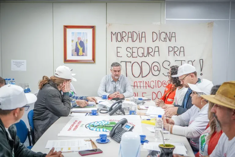 MAB entrega documento de reivindicações sobre enchentes no RS ao ministro Paulo Pimenta 