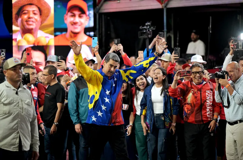 Após 25 anos de chavismo na Venezuela, Maduro, de 61 anos e no poder desde 2013, recebeu 5,15 milhões de votos (51,2%)
