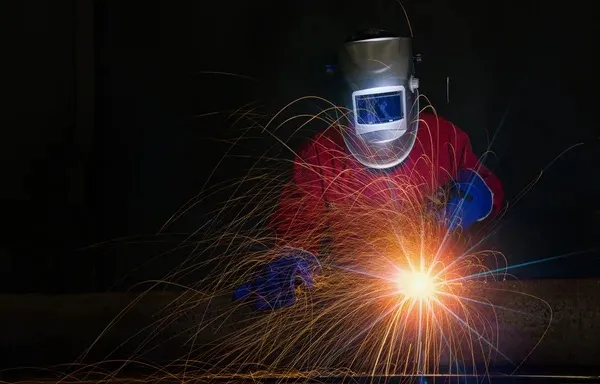 Empresa no RS adota experimento e metalúrgicos passam a operar três máquinas ao mesmo tempo