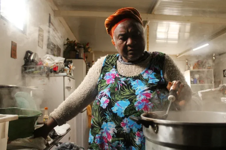 Após enchentes, Tia Lúcia cultiva solidariedade por meio da alimentação e da reciclagem