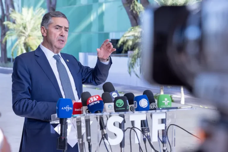 Barroso diz que STF deve avaliar reação contra sanções dos EUA