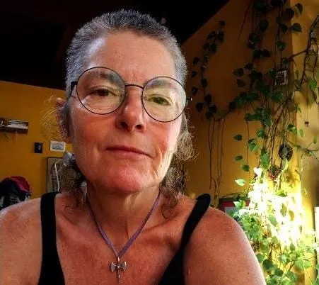 Mês da Visibilidade Lésbica: 'A escrita faz parte dos sonhos e das utopias',  diz Mariam Pessah
