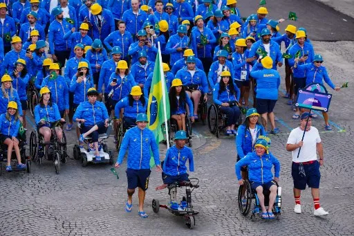 Delegação brasileira, a maior da história brasileira fora do país, desfila na abertura dos Jogos Paralímpicos de Paris nesta quarta (28)