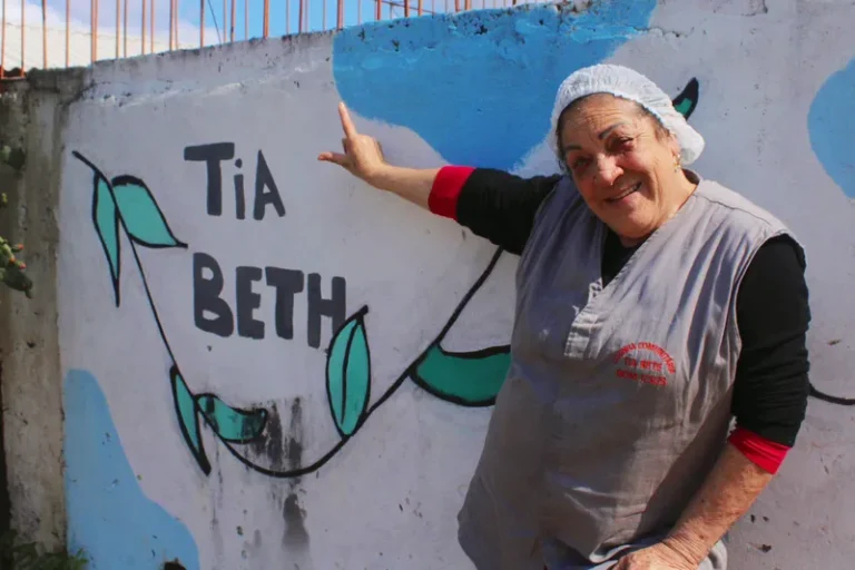 A Revolução de Tia Beth: uma mesa na calçada que virou Cozinha Comunitária na Bom Jesus 