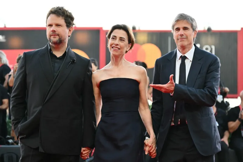 O ator Selton Mello, a atriz Fernanda Torres e o diretor Walter Salles no Festival de Cinema de Veneza, na Itália; Fernanda foi aplaudida por 10 minutos pela atuação no filme 'Ainda estou aqui'