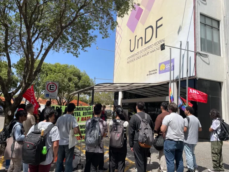 Docentes e estudantes da UnDF fazem paralisação e reivindicam autonomia e democracia