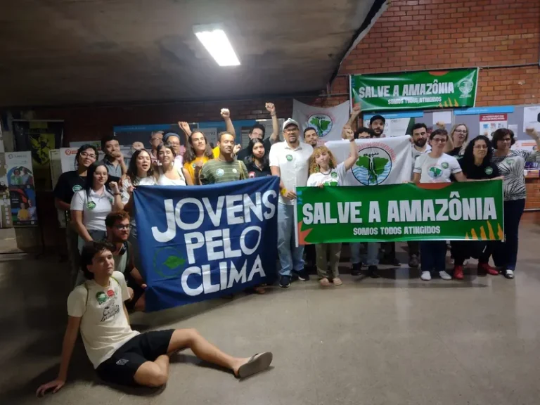 'Queimam nosso futuro', protestam ativistas ambientais em ato na UnB
