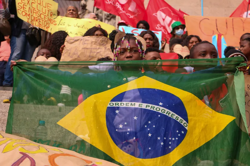 Grupo de imigrantes angolanos protesta em São Paulo durante o 30º Grito dos Excluídos e Excluídas neste sábado (7), na praça da Sé