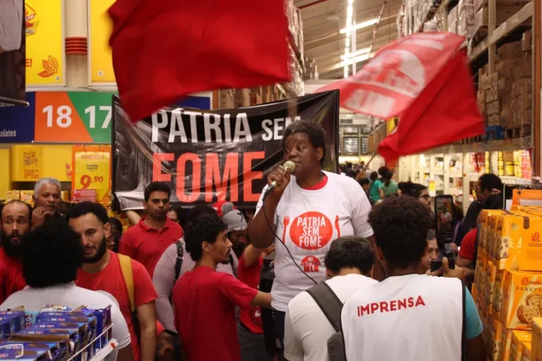 Famílias organizadas pelo MLB ocupam Atacadão em 30 cidades do país sob lema 'pátria sem fome'