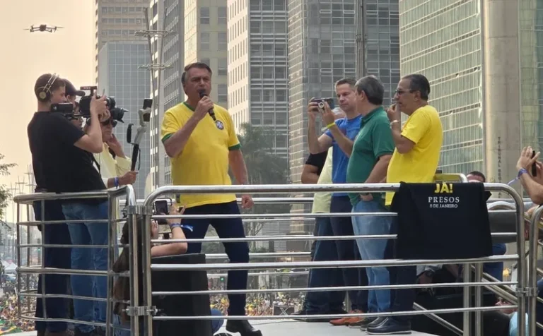 A radicalização antissistema é de extrema direita