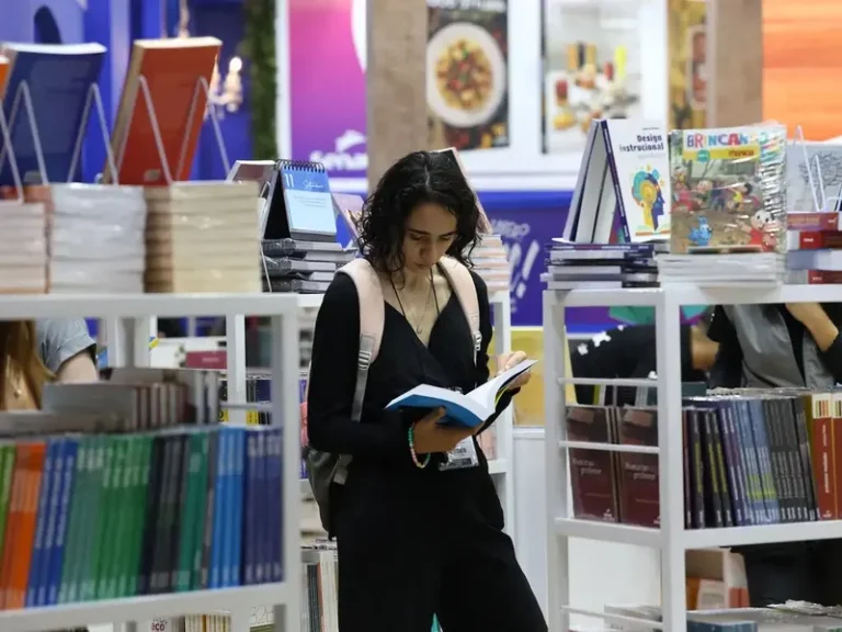 Por que deixar de ler Machado de Assis pode ser um erro irreversível na formação dos jovens?
